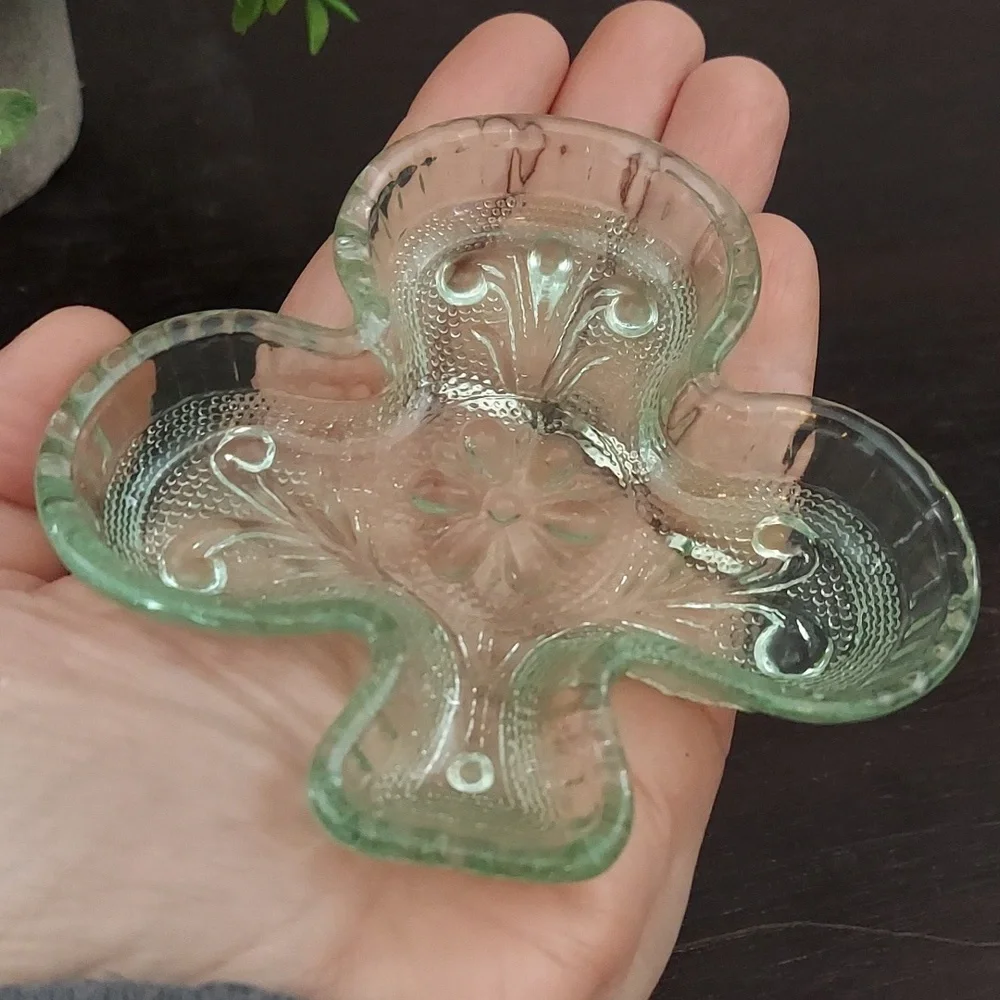 Vintage Tiara Indiana Sandwich Glass Chantilly Green Clover Trinket Dish Ashtray - Picture 4 of 4